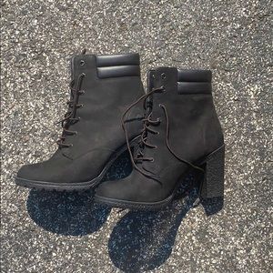Black ankle hight heeled boots